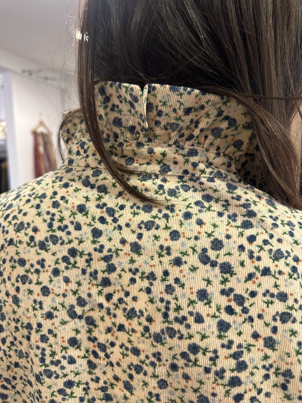 Jolie robe fleurie velours marine